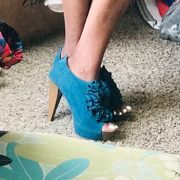Teal blue ruffle top ladies size 11 heels, $25 - Picture 3 of 10